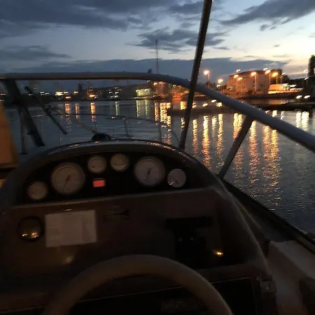 船上ホテル Millenium Motor Boat *