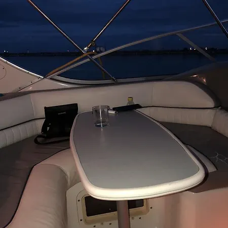 船上ホテル Millenium Motor Boat *
