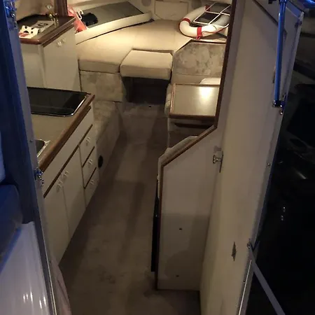 Millenium Motor Boat 船上ホテル *