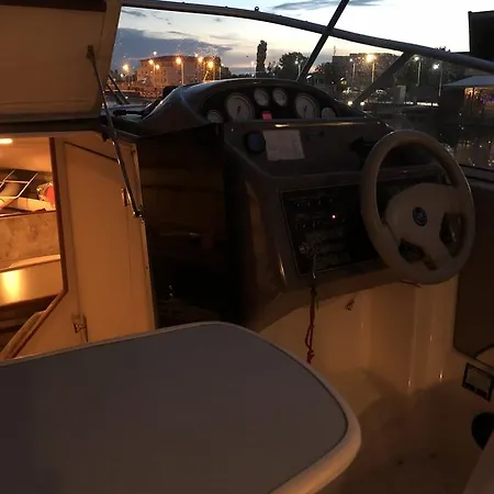 船上ホテル Millenium Motor Boat *